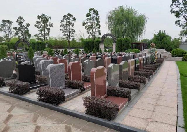 “死不起”成為現(xiàn)實(shí)！高價(jià)墓地市場(chǎng)冷清<strong></p>
<p>墓地</strong>，逝者也被“消費(fèi)降級(jí)”？:墓地