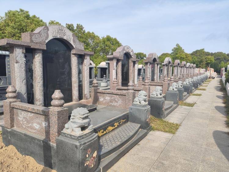 江蘇一地被指有超規(guī)格豪華公墓<strong></p>
<p>公墓
</strong>，當?shù)鼗貞?公墓
